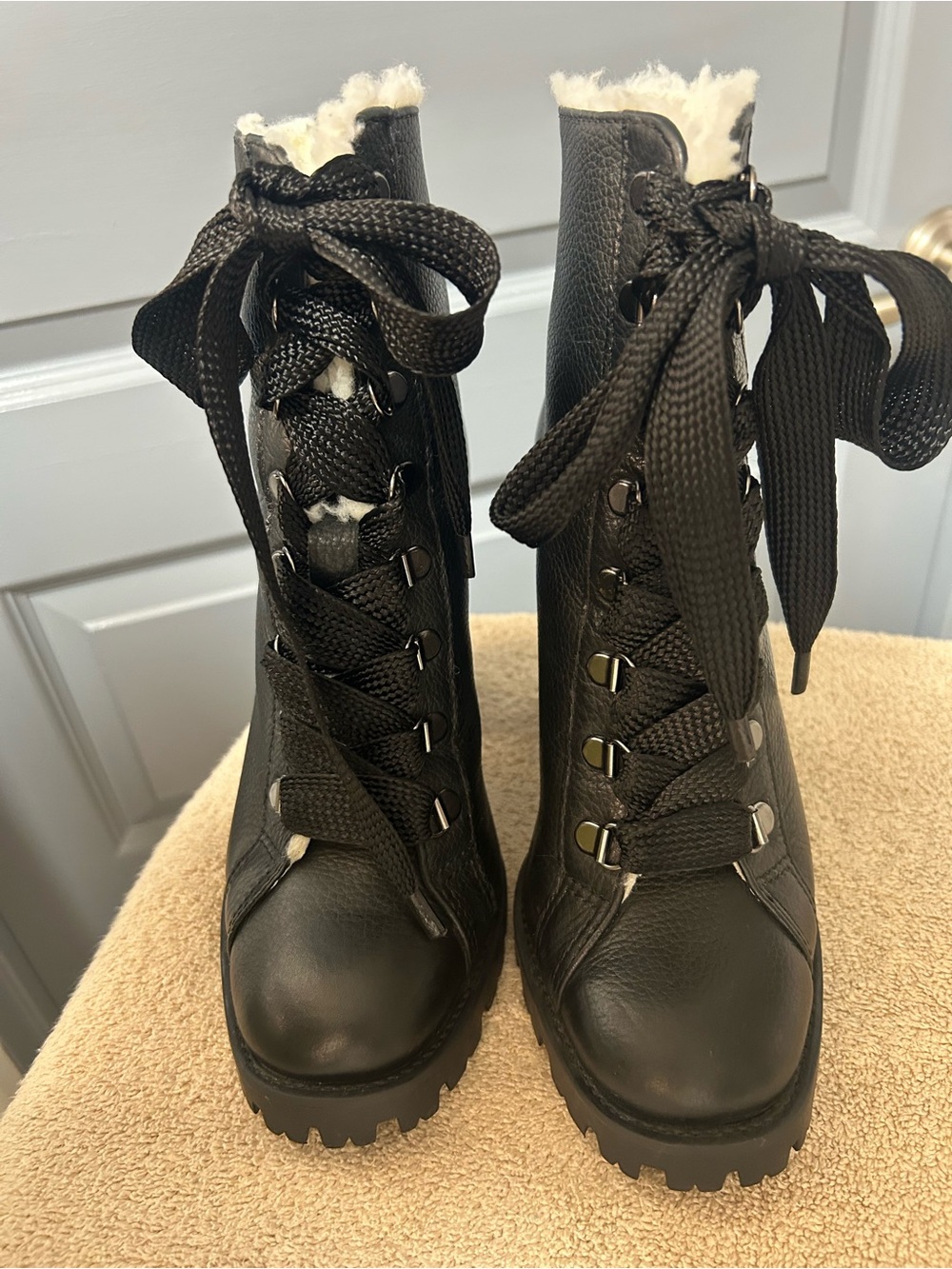 SCHUTZ ZHARA Black pebbled leather faux shearling lined  ankle boots size 6B EUC